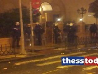 Φωτογραφία για Επεισόδια στο κέντρο της Θεσσαλονίκης μεταξύ αστυνομικών και νεαρών που πετούσαν.... περγαμόντα