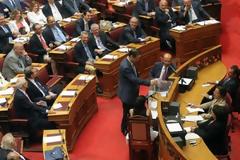 Ποια είναι η βουλευτής της ΝΔ που μιλάει στο βήμα της Βουλής με γούνα