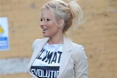 Παραμένει σέξι η Pamela Anderson