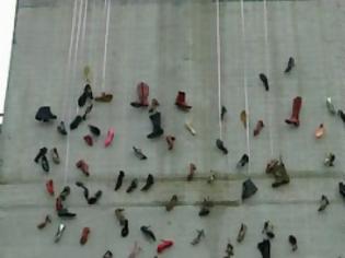 Φωτογραφία για Γιατί κρέμονται... παπούτσια στον τοίχο του δημαρχείου Θεσσαλονίκης; (ΦΩΤΟ)