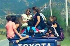 Τα παιδιά μεταφέρονται στο σχολείο σε καρότσες αγροτικών