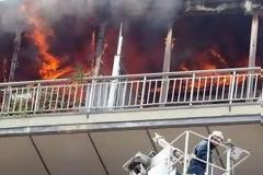 Σκηνές θρίλερ στη Θέρισσο - Μια ηλικιωμένη στο φλεγόμενο σπίτι