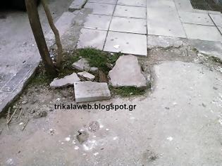 Φωτογραφία για Μια καμουφλαρισμένη λακκούβα πάνω στο πεζοδρόμιο στα Τρίκαλα