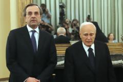 «Προδότες, προδότες»-Αποδοκιμάστηκαν Παπούλιας, Σαμαράς Ιερώνυμος μέσα στην Ακαδημία Αθηνών