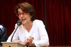 «Να δίνεται η δυνατότητα στις γυναίκες δημοσίους υπαλλήλους αμέσως μετά το τοκετό να παίρνουν άδεια για τρία χρόνια»