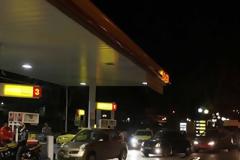 Πεζοί και με όπλα πήγαν για βενζίνη