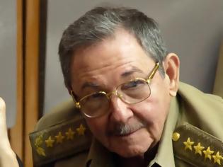 Φωτογραφία για Βίντεο από την παρουσία του Αλέξη Τσίπρα στην κηδεία του Ούγκο Τσάβες - Ραούλ Κάστρο σε Τσίπρα: «Εσύ είσαι αυτός ο Έλληνας;»