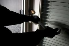 Έσπασαν κατάστημα τροφίμων και «σήκωσαν» το χρηματοκιβώτιο