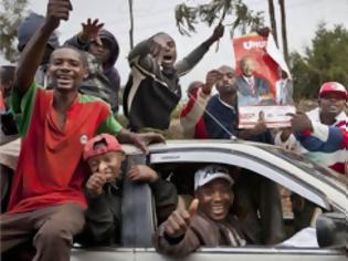 Φωτογραφία για Ο ηττημένος Πρωθυπουργός στην Κένυα αρνείται να δεχθεί τη νίκη του Κενυάτα