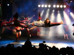 Φωτογραφία για Πάτρα: Eντυπωσιακή η εμφάνιση των σχολών χορού για το καρναβάλι - Δείτε φωτό