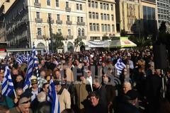 Μεγάλη η συγκέντρωση απόστρατων και εν ενεργεία ένστολων στην πλατεία Κοραή