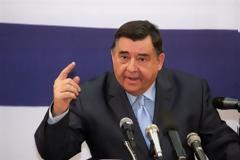 Πάτρα: Tαμπέλα έπεσε στο κεφάλι του Καρατζαφέρη! - Δείτε το video