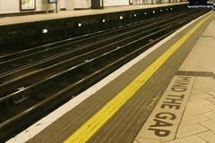 Η αυστηρή εκδοχή του «mind the gap» επιστρέφει στο μετρό του Λονδίνου