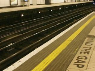 Φωτογραφία για Η αυστηρή εκδοχή του «mind the gap» επιστρέφει στο μετρό του Λονδίνου