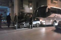 Πάτρα: Ι.Χ. κόλλησε πάνω σε λεωφορείο