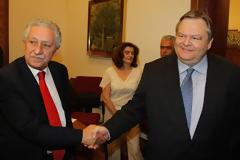Ο Βενιζέλος… κάνει υπομονή με τον Κουβέλη