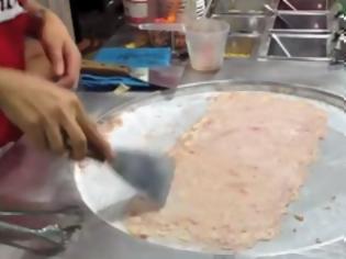 Φωτογραφία για Πως φτιάχνουν παγωτό στην Ταϊλάνδη (video)