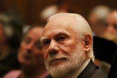 Ο Κυριακίδης το'σκασε για τη Λατινική Αμερική ντυμένος... παπάς
