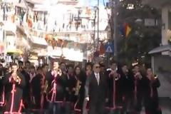 Είσοδος Καρνάβαλου με τη συνοδεία της Πανδώρας και μεταμφιεσμένων παιδιών στην κεντρική πλατεία της Κοζάνης