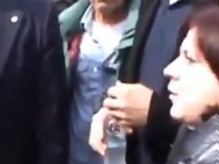 Φωτογραφία για H Βουλευτής του ΣΥΡΙΖΑ Μ.Τριανταφύλλου «απειλεί» την αστυνομία ότι δεν θα βγει έξω από το ξενοδοχείο ο Υπουργός [Video]