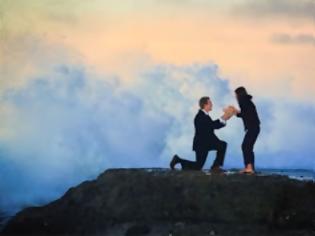 Φωτογραφία για Τεράστιο κύμα διακόπτει ρομαντική πρόταση γάμου [Video]