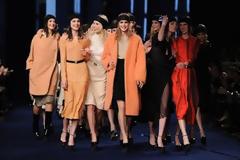 Ροζ, φούστες και στράπλες: Τα trends που άφησε πίσω της η Εβδομάδα Μόδας στο Παρίσι