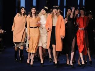 Φωτογραφία για Ροζ, φούστες και στράπλες: Τα trends που άφησε πίσω της η Εβδομάδα Μόδας στο Παρίσι