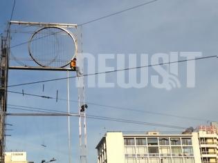 Φωτογραφία για Γυναίκα απειλεί να αυτοκτονήσει στην Ομόνοια