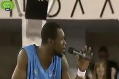 O Μπρεντ Πέτγουεϊ τραγουδάει... Κιάμο - Δείτε το!