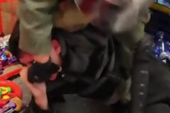 Βίαιη σύλληψη διαδηλωτή από τα ΜΑΤ - Του έκλειναν το στόμα
