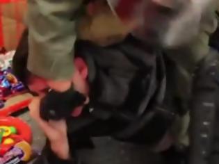 Φωτογραφία για Βίαιη σύλληψη διαδηλωτή από τα ΜΑΤ - Του έκλειναν το στόμα
