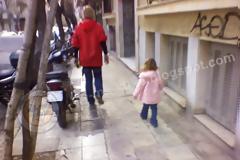 Απίστευτο: Αναγνώστης απαθανατίζει την κυρία στο κέντρο της Αθήνας να τραβάει το παιδί της με λουρί - Δείτε φωτογραφία