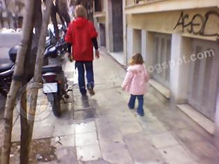 Φωτογραφία για Απίστευτο: Αναγνώστης απαθανατίζει την κυρία στο κέντρο της Αθήνας να τραβάει το παιδί της με λουρί - Δείτε φωτογραφία