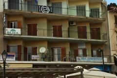 Θραύση κάνει στο διαδίκτυο... πολυκατοικία στη Ναύπακτο όπου συγκατοικούν ΝΔ, ΠΑΣΟΚ και Χρυσή Αυγή