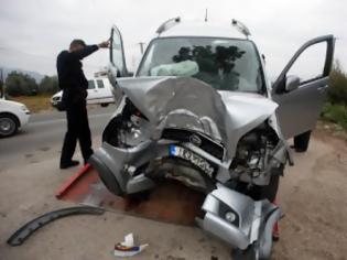 Φωτογραφία για Έξι τραυματίες από τροχαίο κοντά στη Βόνιτσα - Κόπηκε στα δυο το ένα όχημα!