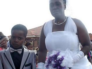 Φωτογραφία για Οκτάχρονο αγόρι παντρεύτηκε 61χρονη μητέρα επειδή του το είπε ο νεκρός παππούς του
