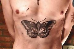 Το πιο κακόγουστο tattoo! Ποιος διάσημος το «χτύπησε» στους κοιλιακούς του
