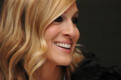 Sarah Jessica Parker: Ποιες δύο πολύ γνωστές εταιρείες κατηγορεί ότι ευθύνονται για την καταστροφή των ποδιών της;