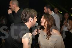 Mε HOT mini η Σοφία Αλιμπέρτη, αντάλλαξε «καυτά» φιλιά με το Γιώργο Μαζωνάκη!