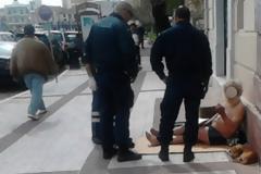 Μυτιλήνη: Του έκοψαν τη σύνταξη και... βγήκε από τα ρούχα του - Δείτε φωτό!