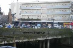 Σπασμένες λάμπες φωτισμού στο άγαλμα του Ασκληπιού στα Τρίκαλα