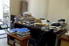 «Να απολυθούν 150.000 δημόσιοι υπάλληλοι»