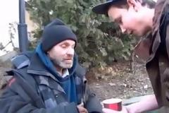 Συγκινητικό βίντεο -Πως να φτιάξεις την ημέρα ενός άστεγου