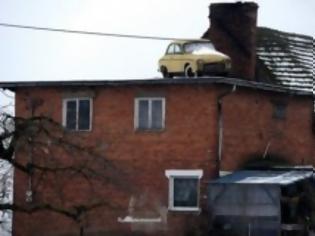 Φωτογραφία για Αυτοκίνητο προσγειώθηκε σε στέγη σπιτιού!