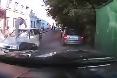 Άντρας έχει ανέβει σε αμάξι και κλωτσάει το τζάμι! [Video]