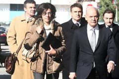 Σενάριο βίαιης προσαγωγής των συγγενών του Παπακωνσταντίνου
