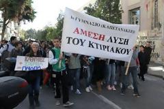 Κάνουν μάθημα σε σχολείο – παράπηγμα
