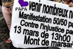 Γυμνόστηθες FEMEN υπέρ των μπαμπάδων της Γαλλίας