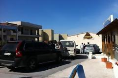 Στην Κρήτη έσπασαν μπουλντόζα που πήγε να γκρεμίσει αυθαίρετο στην παραλία