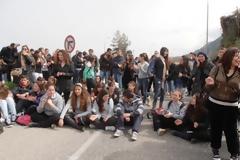 Νέο αποκλεισμό της Εθνικής οδού και καθιστική διαμαρτυρία με κεριά αποφάσισαν στο Αίγιο
